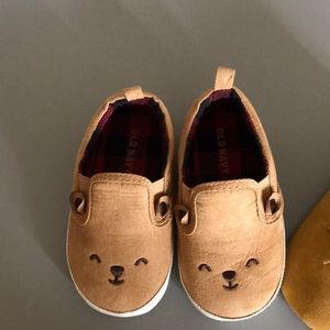 Infant size 18-24 / 4 shoes.
